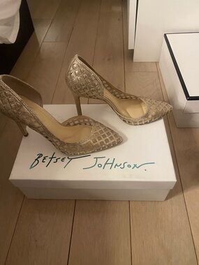 Betsey Johnson Gold Woven Mesh Pointed Stiletto Pumps
